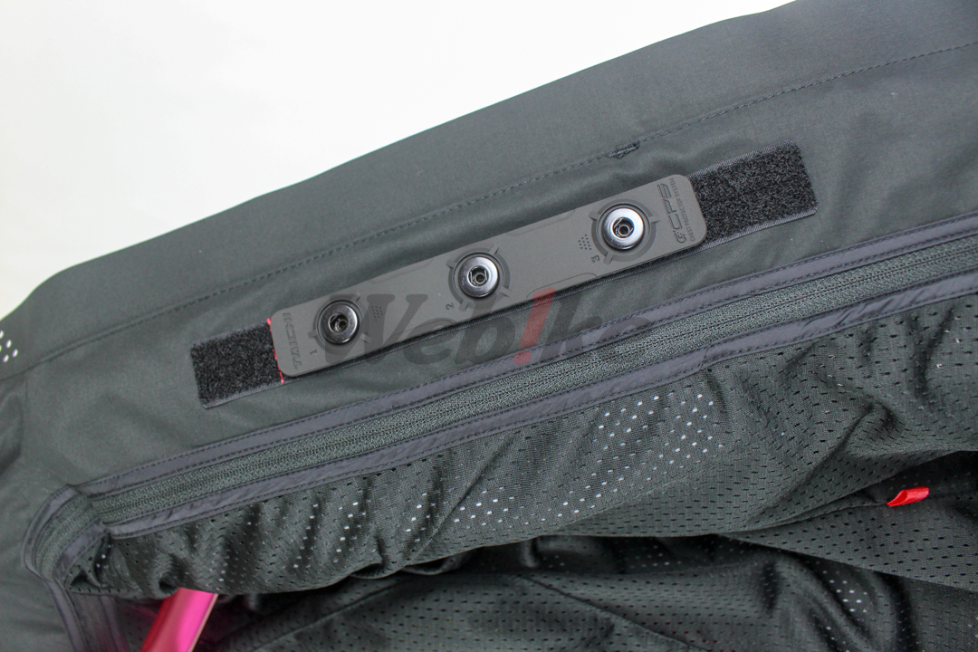 RSJ324 五件式护具 防水透气连帽防摔衣 (黑/红) DRYMASTER_特写