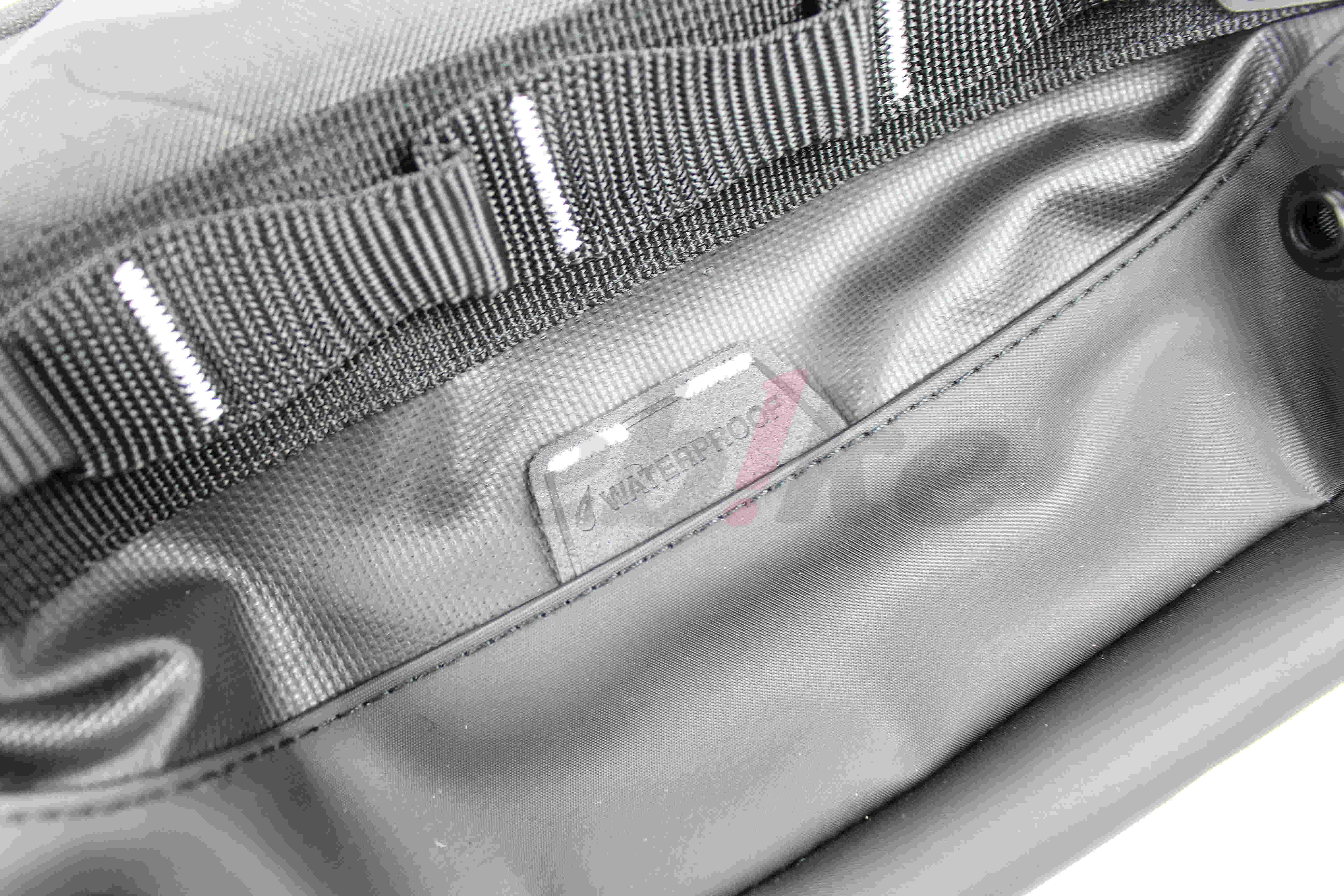 RSB279 防水臀包 5L (黑/白)_特写 RSB279 防水臀包 5L (黑/白)_特写