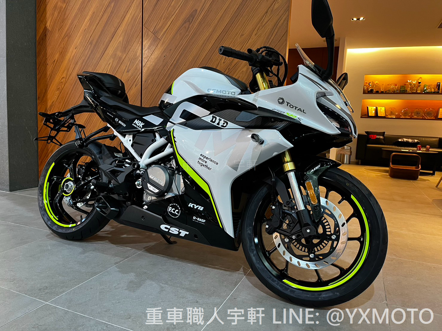 【重車銷售職人-宇軒 (敏傑)】CFMOTO 250SR S - 「Webike-摩托車市」 【健雄宇軒】零利率 熱烈預購中 ! CFMOTO 250SR S 白黑 單搖臂版本 總代理公司車