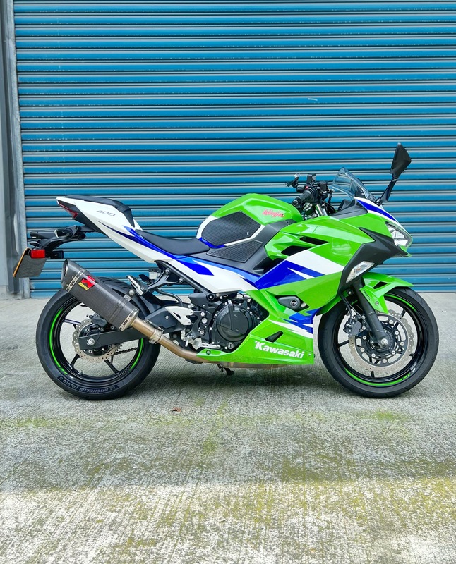 KAWASAKI NINJA400 - 中古/二手車出售中 2021年 NINJA400 副廠殼(原廠殼KRT在)、碳蠍管(原廠管在)、油箱止滑貼、黑隼手機架、前後行車記錄器 | 阿宏大型重機買賣