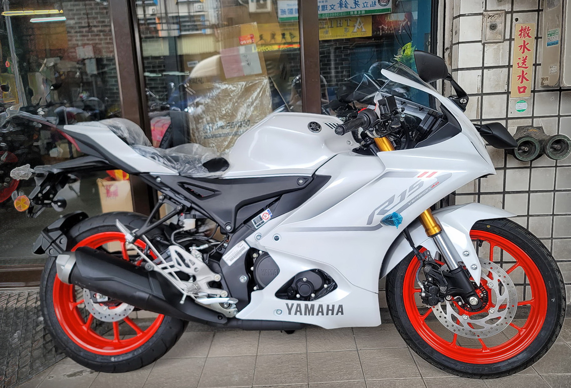 YAMAHA YZF-R15新車出售中 【勝大重機】現車 2024 YAMAHA YZF-R15 V4 白 有快排 全新車售價$12.8萬 | 勝大重機