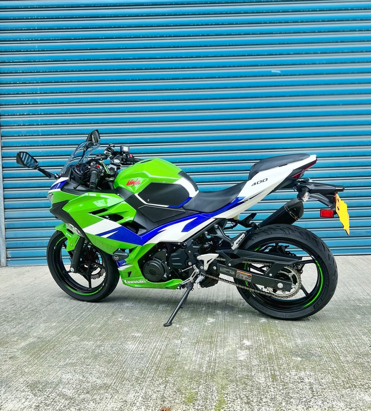 KAWASAKI NINJA400 - 中古/二手車出售中 2021年 NINJA400 副廠殼(原廠殼KRT在)、碳蠍管(原廠管在)、油箱止滑貼、黑隼手機架、前後行車記錄器 | 阿宏大型重機買賣