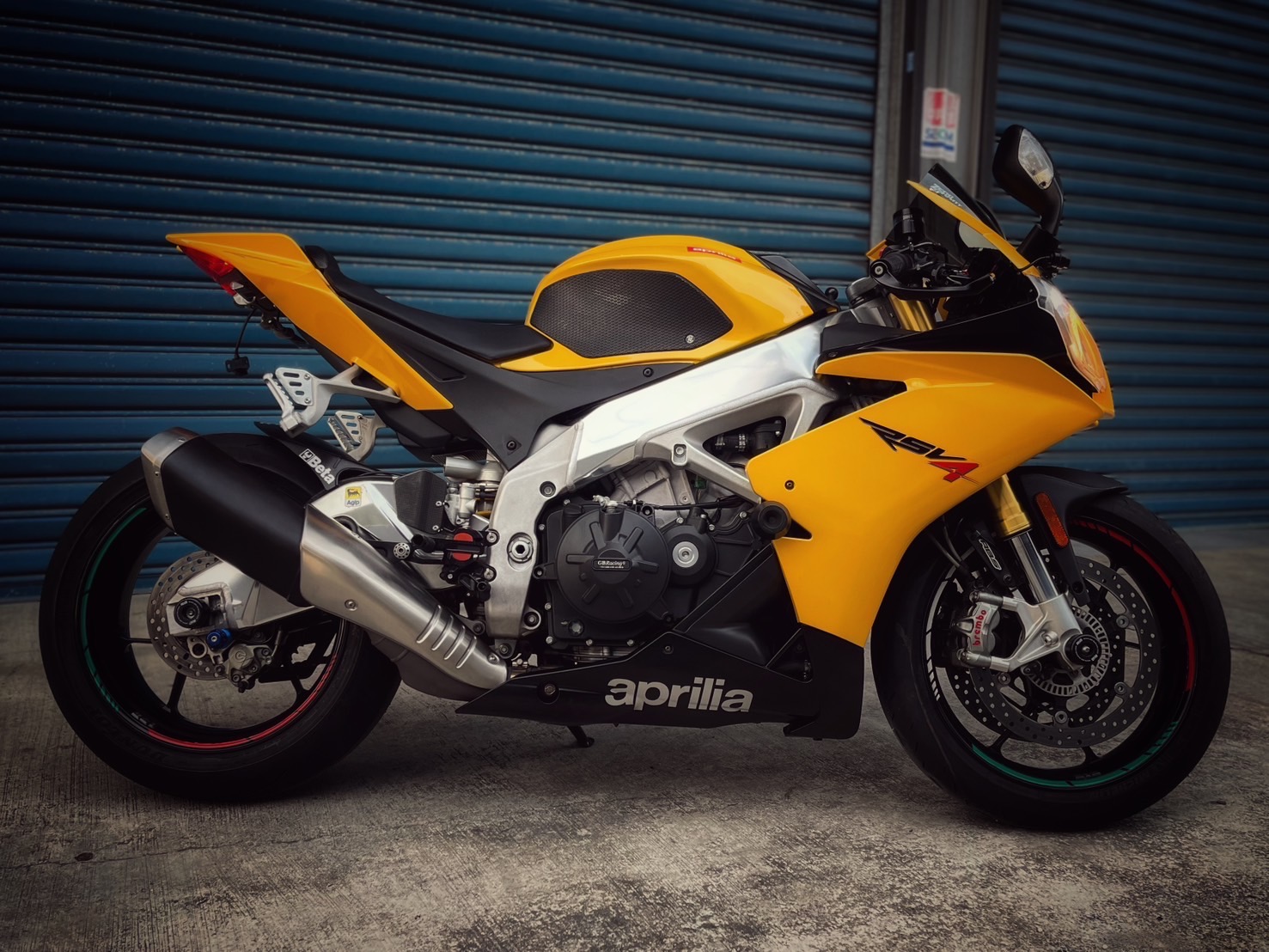 APRILIA RSV4 R APRC ABS - 中古/二手車出售中 RSV4 R 眾多改裝 SC排氣管（未安裝） 小資族二手重機買賣 | 小資族二手重機買賣