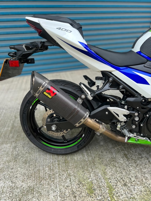 KAWASAKI NINJA400 - 中古/二手車出售中 2021年 NINJA400 副廠殼(原廠殼KRT在)、碳蠍管(原廠管在)、油箱止滑貼、黑隼手機架、前後行車記錄器、防倒球、雙黃燈總成、胎壓偵測器 | 阿宏大型重機買賣