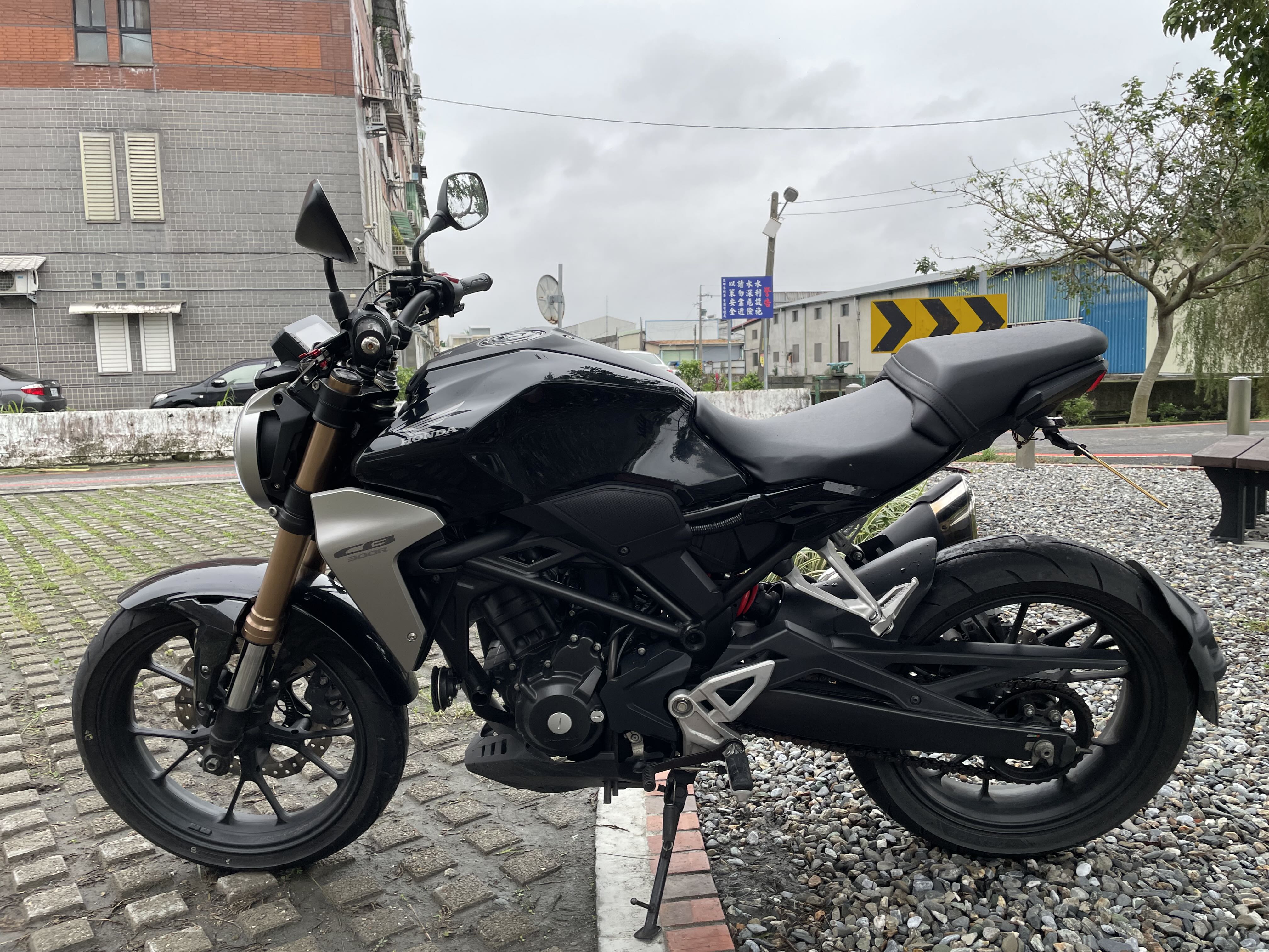 HONDA CB300R - 中古/二手車出售中 本田 CB300R 全原廠原漆 新車售價$22萬9千，現在只賣你$12萬5千 | 輝鴻車業(1陸捌車業)