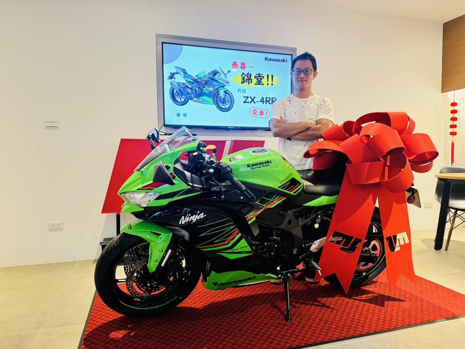 Kawasaki ZX-4RR新車出售中 《 康妮賀交車 》恭喜錦堂 成功入手 Kawasaki ZX4RR 三年保固 不限里程～ 交車再附上康妮皮革鑰匙圈喔 | 敏傑車業資深銷售專員 康妮 Connie