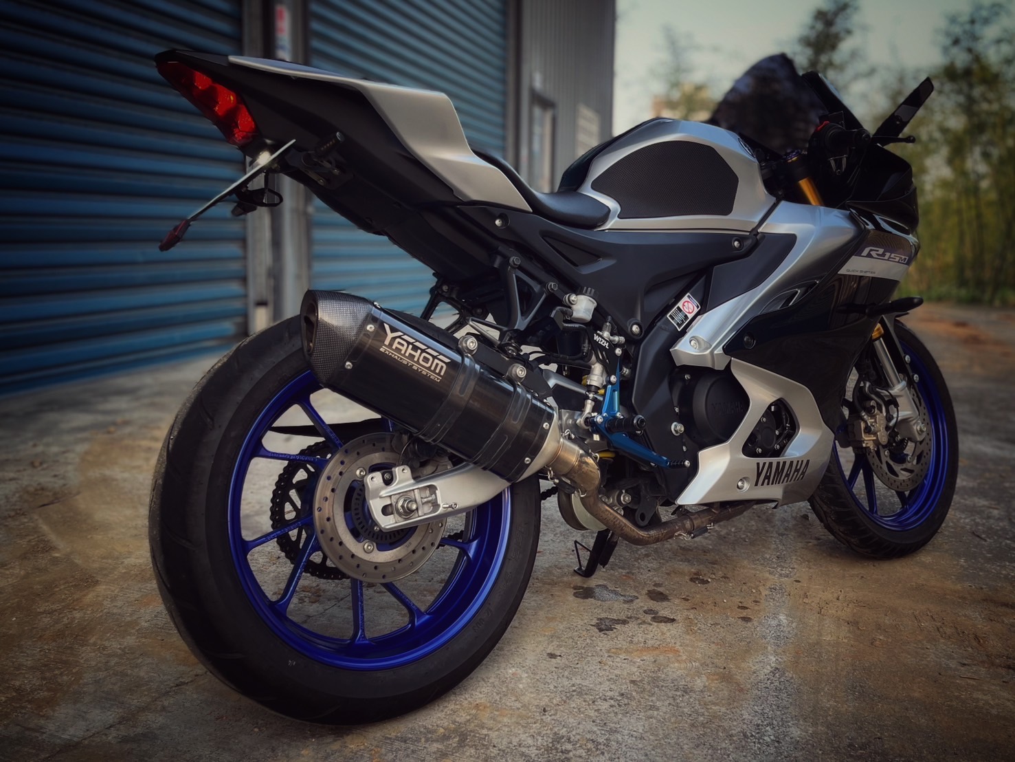 YAMAHA YZF-R15 - 中古/二手車出售中 R15v4M TFT儀表 YAHOM競技排氣管 前叉可調 眾多鈦螺絲 小資族二手重機買賣 | 小資族二手重機買賣