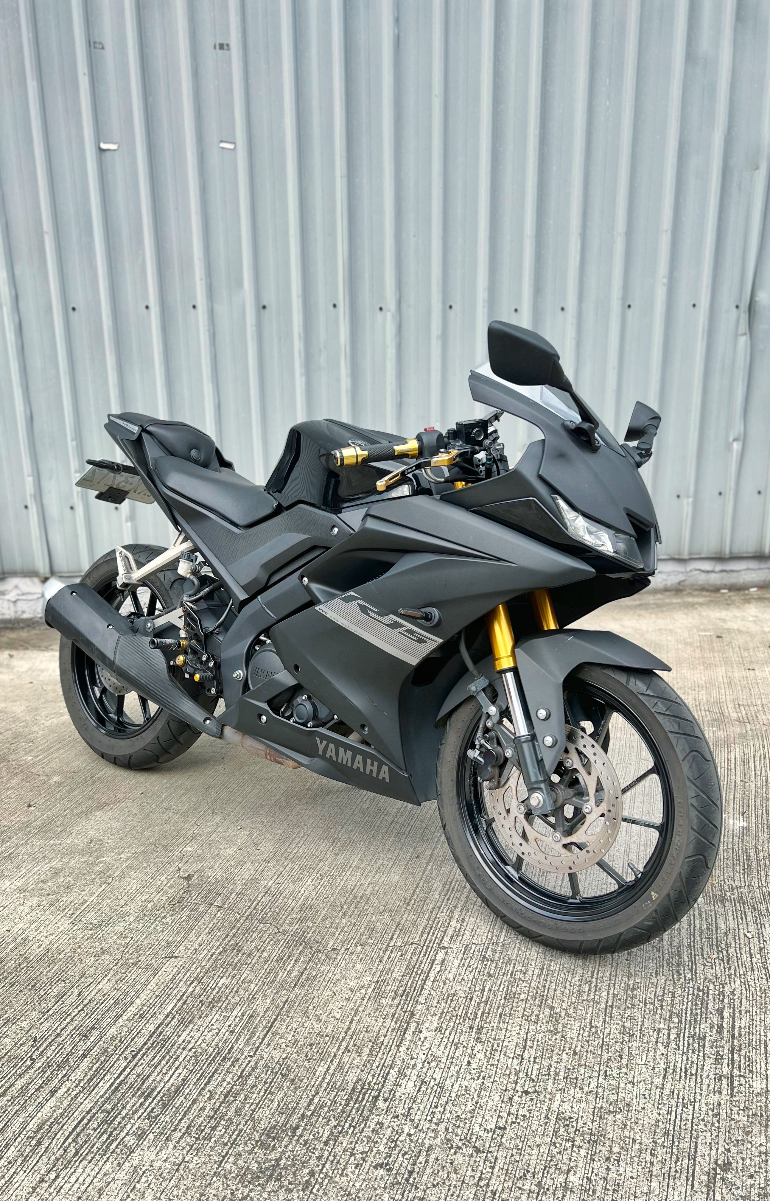 【阿宏大型重機買賣】YAMAHA YZF-R15 - 「Webike-摩托車市」 2021年 R15V3 黑色系 短牌架 腳踏後移