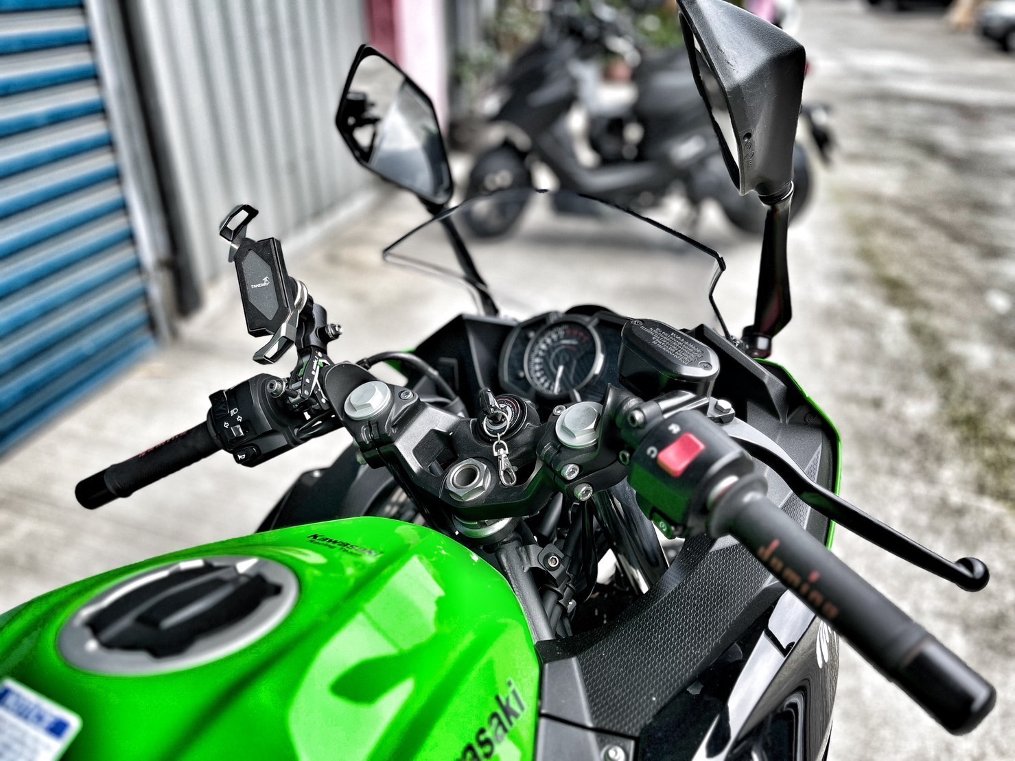 KAWASAKI NINJA400 - 中古/二手車出售中 碳纖維排氣管 WH!Z腳踏後移 行車記錄器 超多改裝 小資族二手重機買賣 | 小資族二手重機買賣