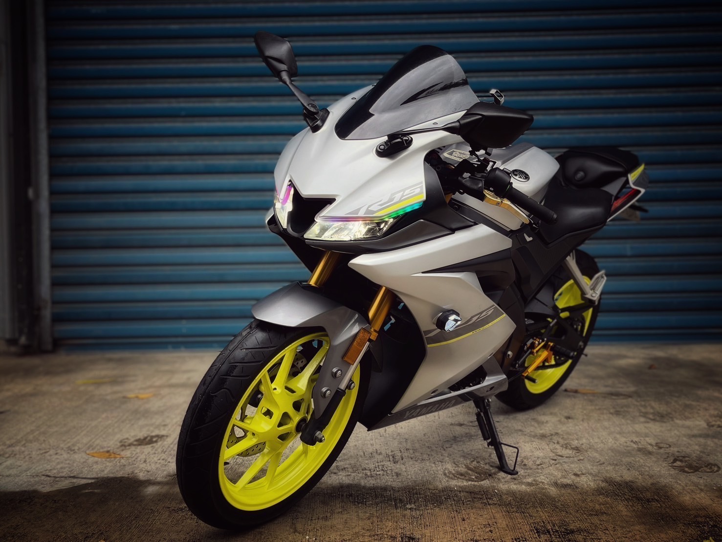 YAMAHA YZF-R15 - 中古/二手車出售中 R15v3 改裝排氣管 WH!Z腳踏 客製化LED燈 精品改裝 無摔車無事故 小資族二手重機買賣 | 小資族二手重機買賣