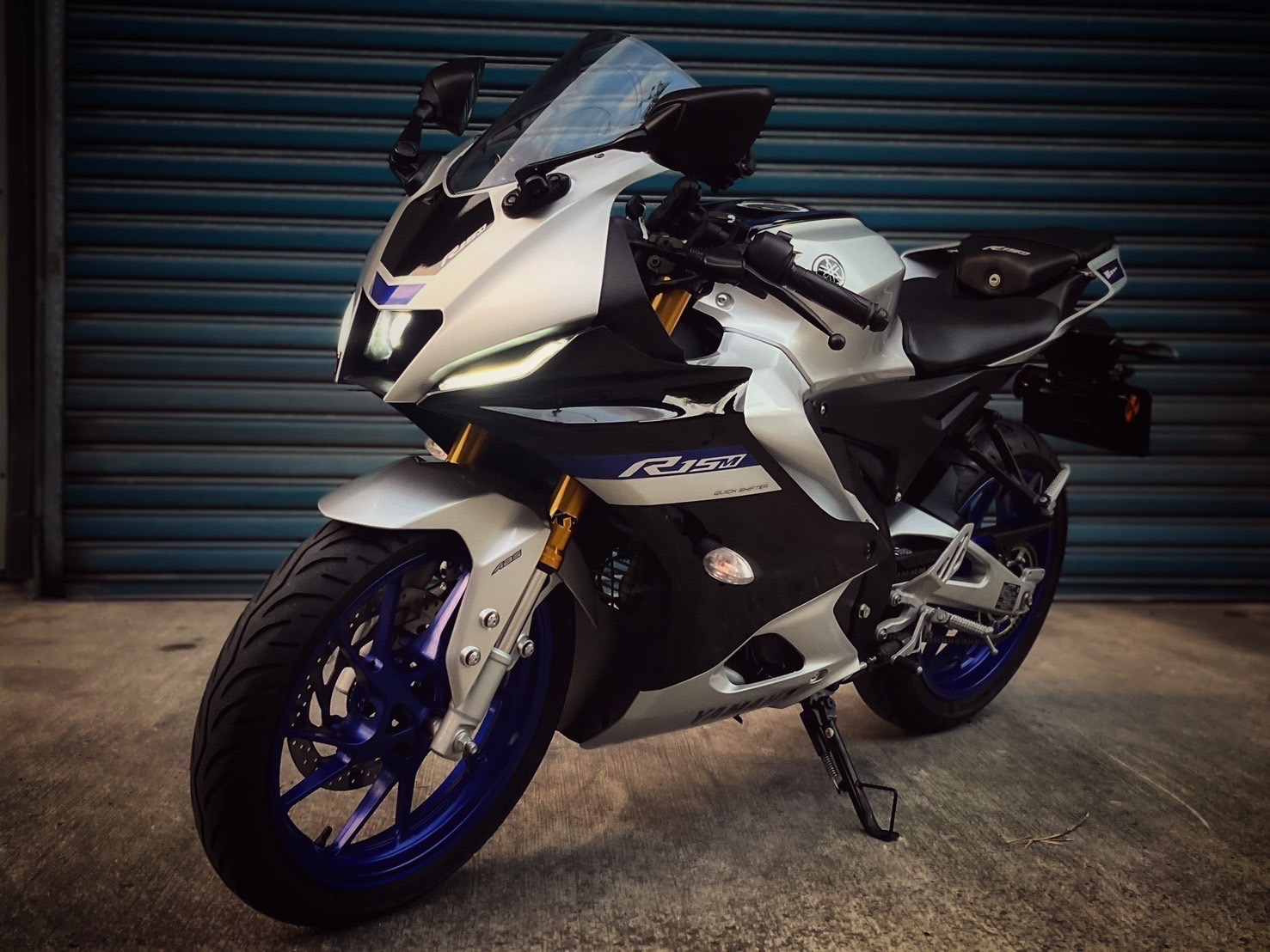 YAMAHA YZF-R15 - 中古/二手車出售中 2022 R15v4M 一手車 行車記錄器 手機架 無倒無摔 小資族二手重機買賣 | 小資族二手重機買賣