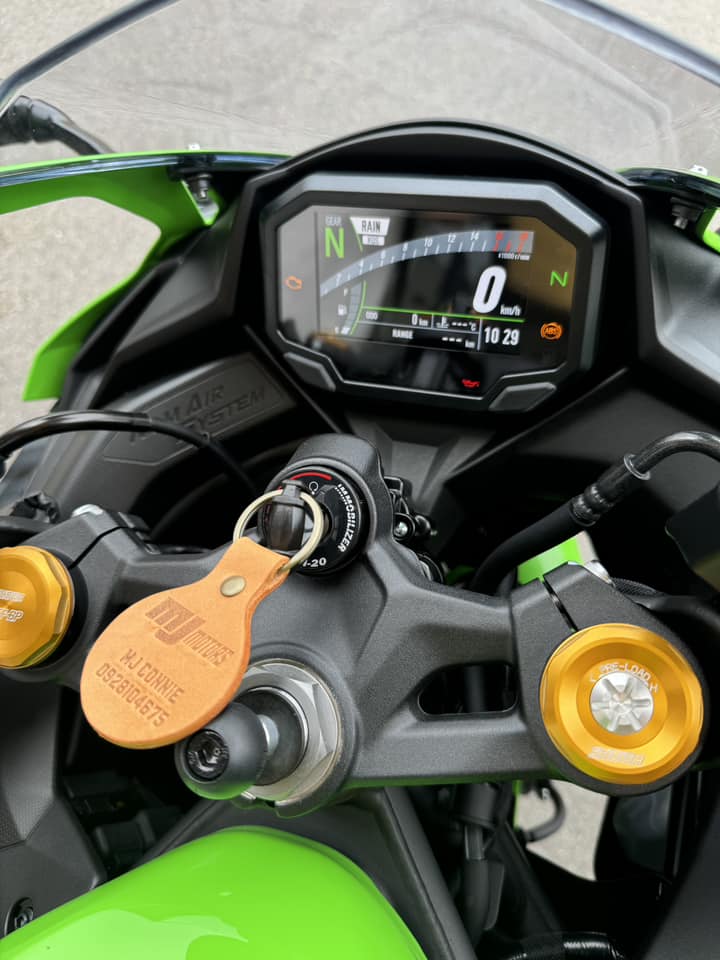 Kawasaki ZX-4RR新車出售中 《 康妮賀交車 》恭喜錦堂 成功入手 Kawasaki ZX4RR 三年保固 不限里程～ 交車再附上康妮皮革鑰匙圈喔 | 敏傑車業資深銷售專員 康妮 Connie