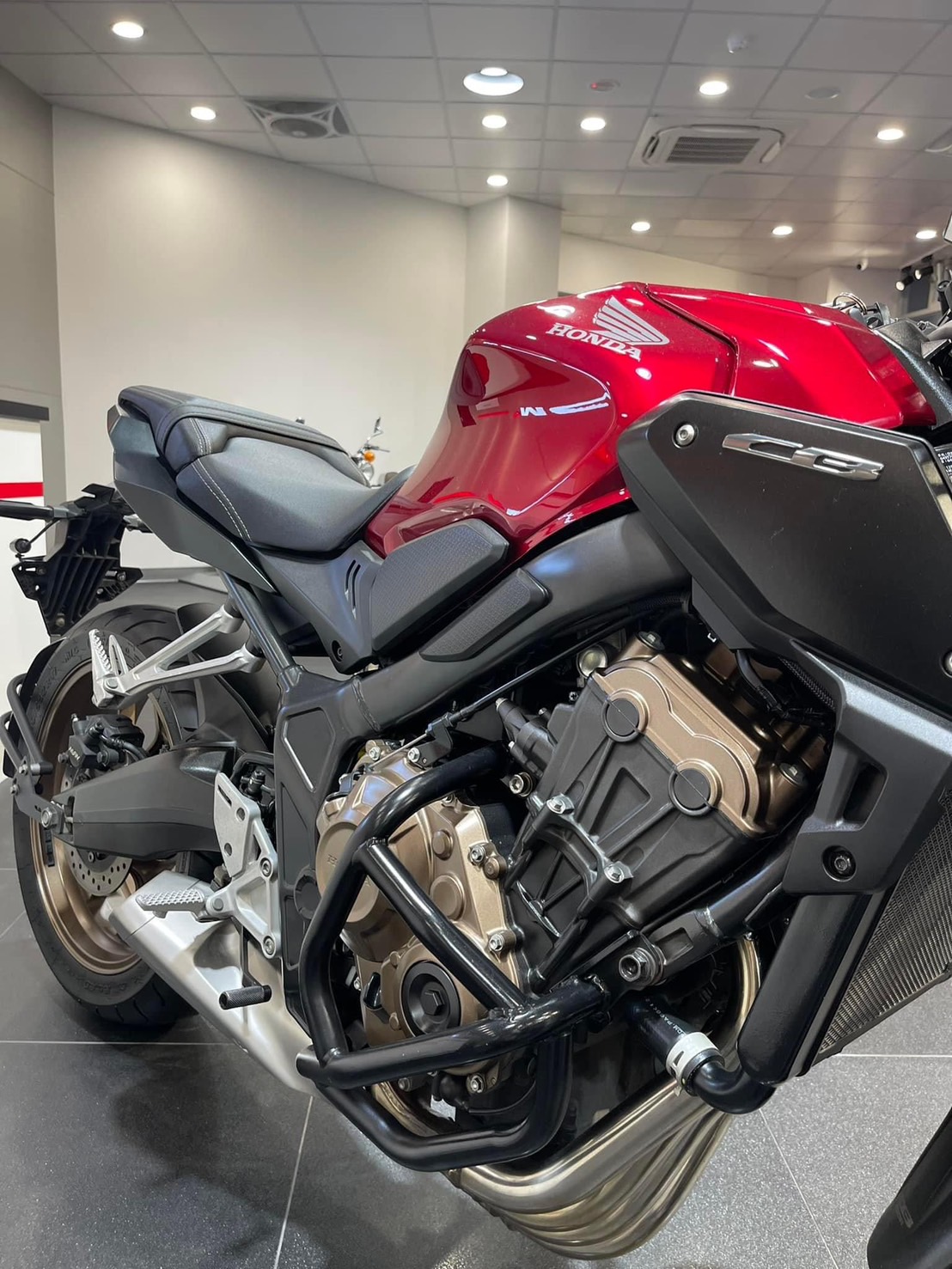 HONDA CB650R - 中古/二手車出售中 CB650R 出廠年份：2022.01 領牌年份：2022.03 行駛里程：25714公里 車輛所在：新北市中和區 | 個人自售