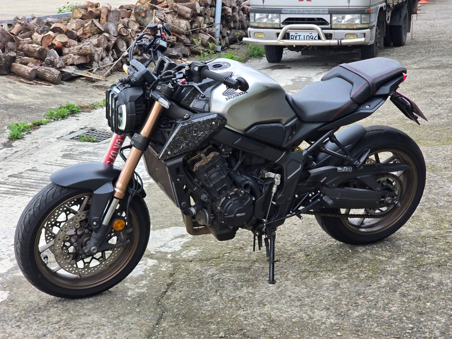 HONDA CB650 - 中古/二手車出售中 車輛名稱：HONDA CB650R ABS出廠年份：2019年12月掛牌年份：2020年03月里程數：29XXX預售金額: 19.8萬改裝品: 排氣管 腳踏後移 | 個人自售