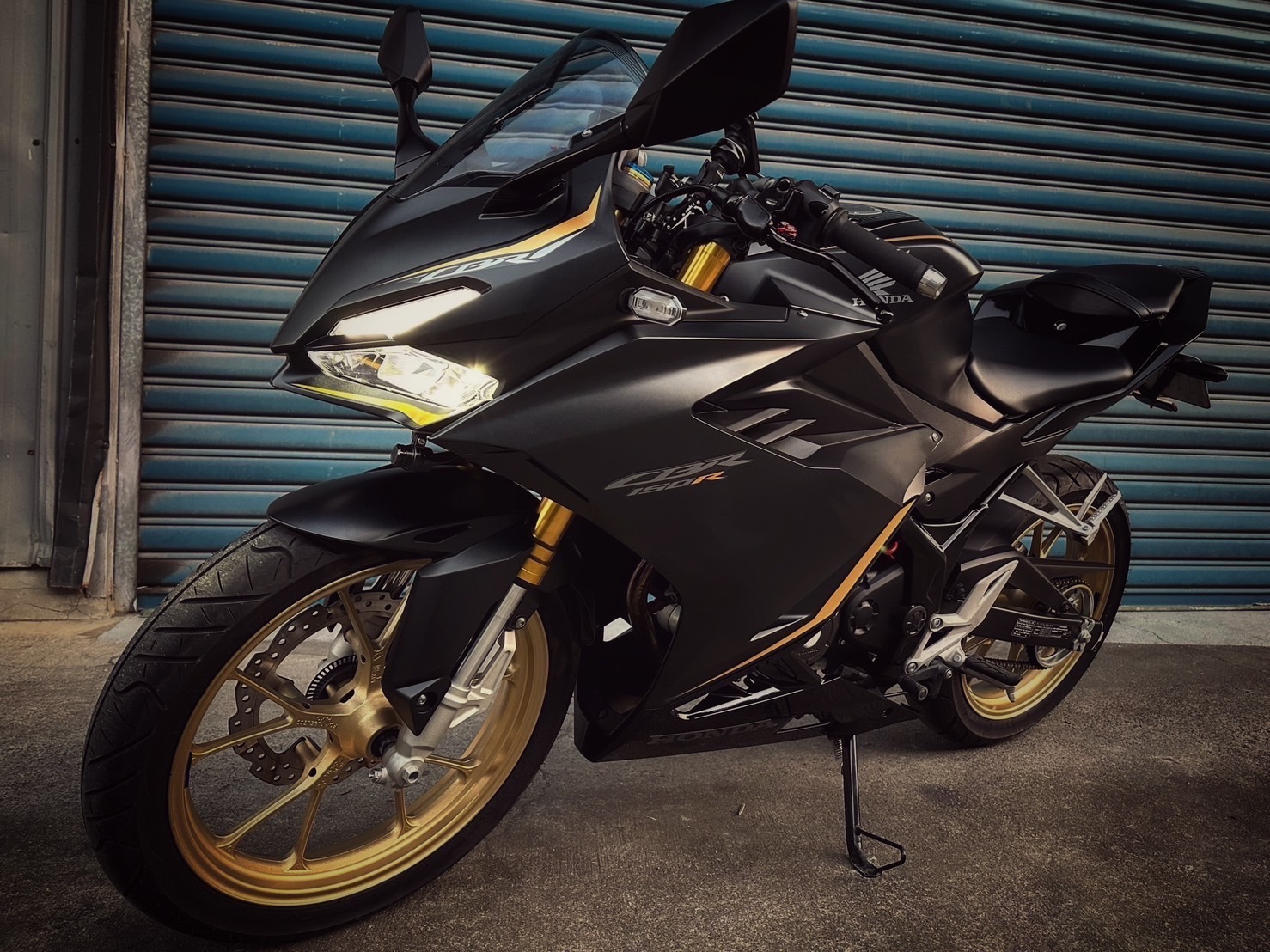 HONDA CBR150R - 中古/二手車出售中 CBR150R 碳蠍管 行車記錄器 無倒無摔 小資族二手重機買賣 | 小資族二手重機買賣