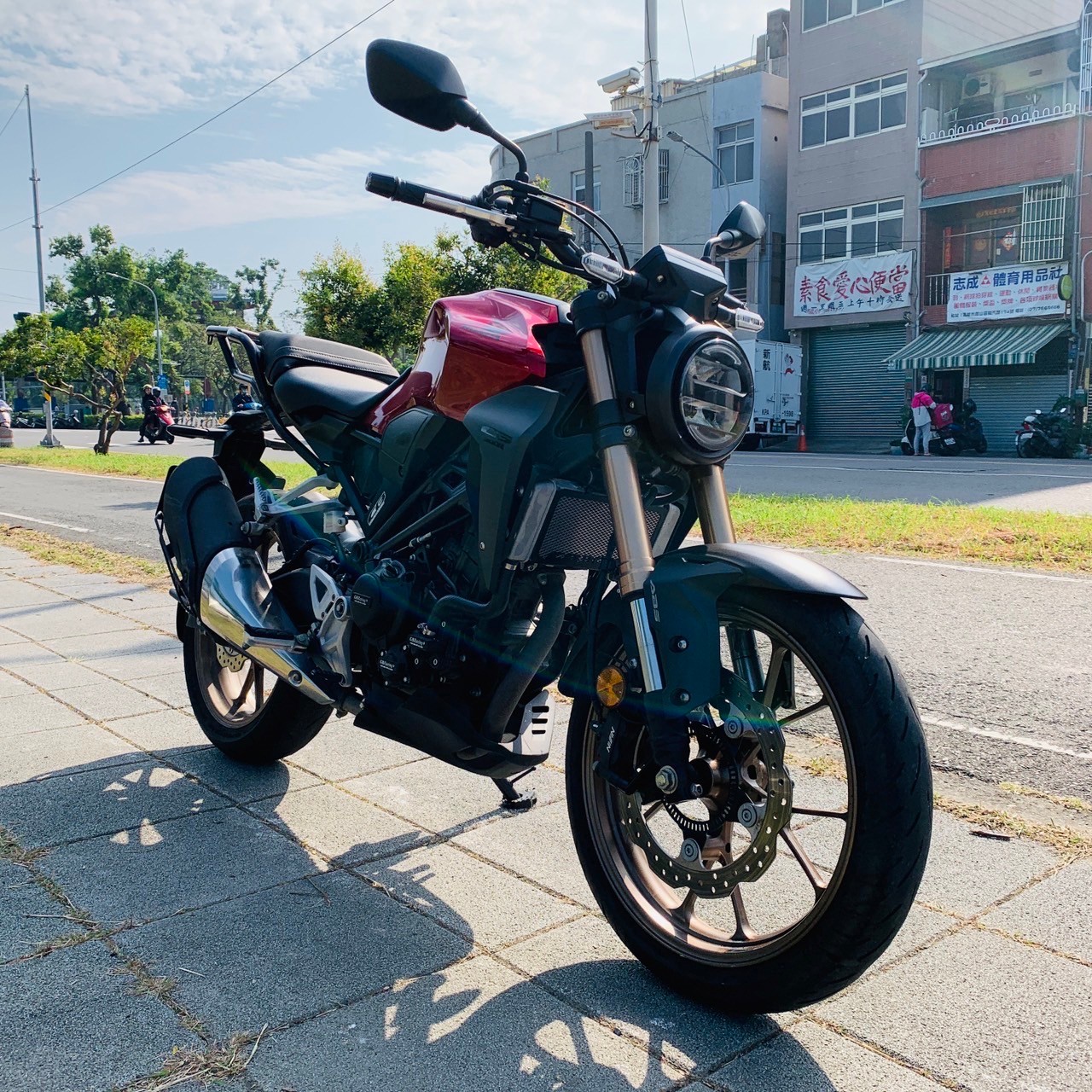 HONDA CB300R - 中古/二手車出售中 《高雄二手機車》2019 本田 CB300R (國際檔) #9662 #可試車/二手機車/流行車款/現況特惠快速交車 | 貳輪嶼二手機車行-高雄店/中古重機收購/gogoro買賣推薦/線上估價立刻加Line:@motor888 （台南、屏東也有到府收購）