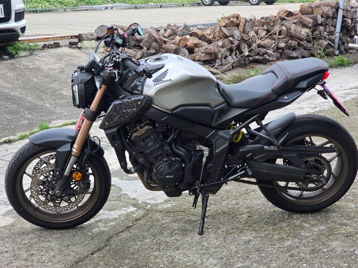 HONDA CB650 - 中古/二手車出售中 車輛名稱：HONDA CB650R ABS出廠年份：2019年12月掛牌年份：2020年03月里程數：29XXX預售金額: 19.8萬改裝品: 排氣管 腳踏後移 | 個人自售