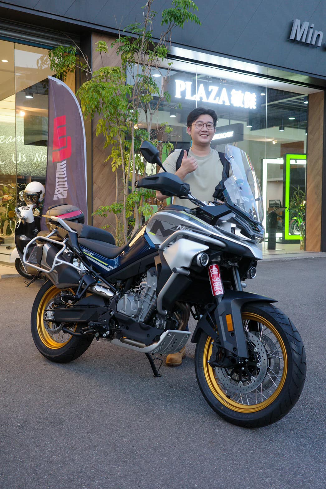 CFMOTO 800MT Touring新車出售中 《 康妮賀交車 》恭喜小仲～ 入手最喜歡 CFMOTO 800MT Touring 這是一台 你不用想很久就可以入手的車 | 敏傑車業資深銷售專員 康妮 Connie