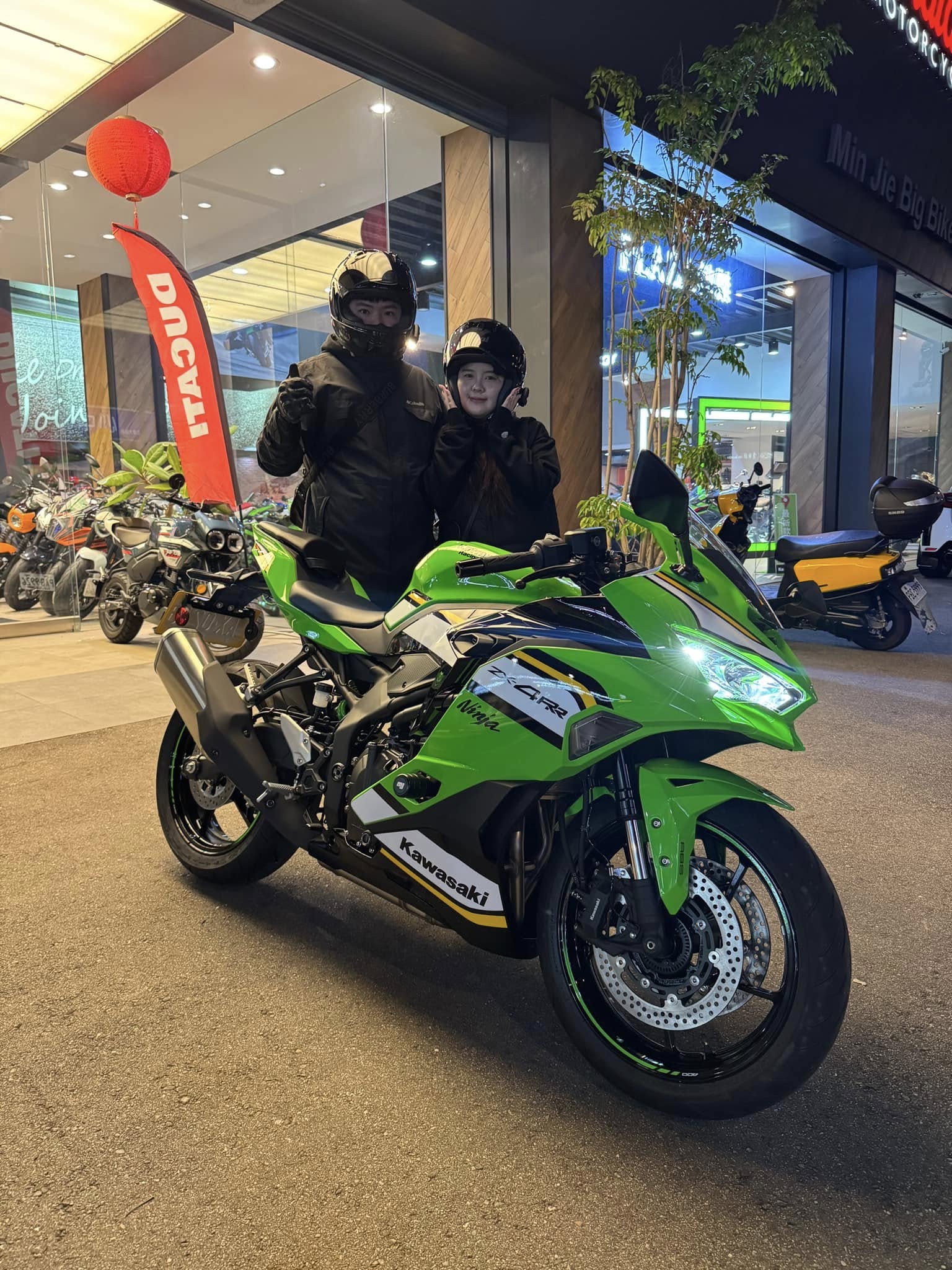 Kawasaki ZX-4RR新車出售中 《 康妮賀交車 》Kawasaki 恭喜辰恩入手 ZX4RR 恭喜交車！歡迎加入敏傑大家庭 | 敏傑車業資深銷售專員 康妮 Connie