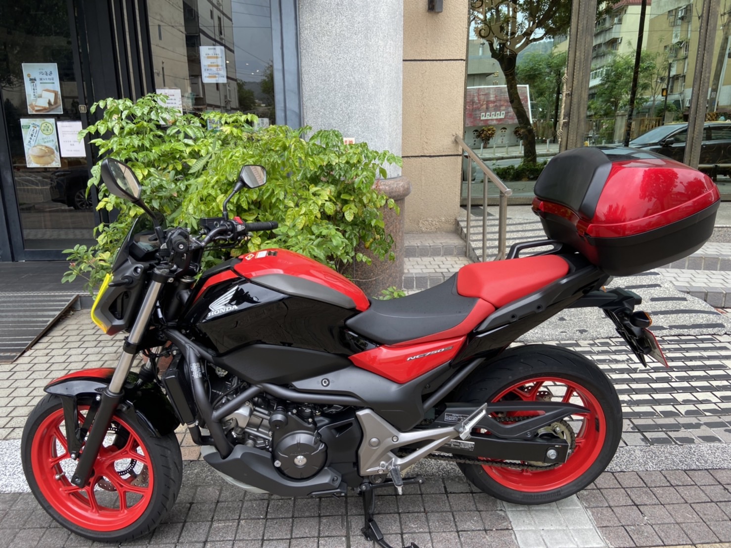 【立帆國際重機代銷中心】HONDA NC750S - 「Webike-摩托車市」 本田NC750S-DCT手自排.原廠後箱正一手車.低里程.車況極佳全額銀貸