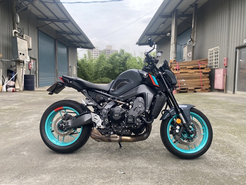 YAMAHA MT-09 - 中古/二手車出售中 22年 Yamaha #MT09 原漆 無事故 車庫車 前後輪防倒球 手機架 USB行充 行車紀錄器 水箱護網 短牌架 PD車身減震桿 GBR引擎護蓋 可調式拉桿 巴風特端子鏡 | Motoshen大聖二輪廣場