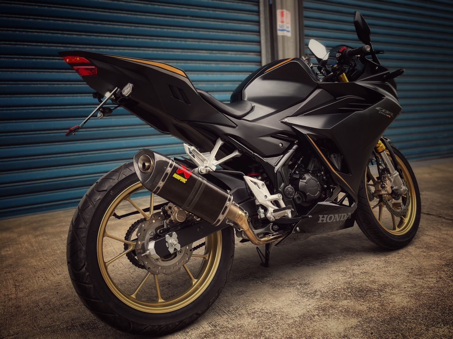 HONDA CBR150R - 中古/二手車出售中 CBR150R 碳蠍管 行車記錄器 雙黃燈總成 無倒無摔 小資族二手重機買賣 | 小資族二手重機買賣