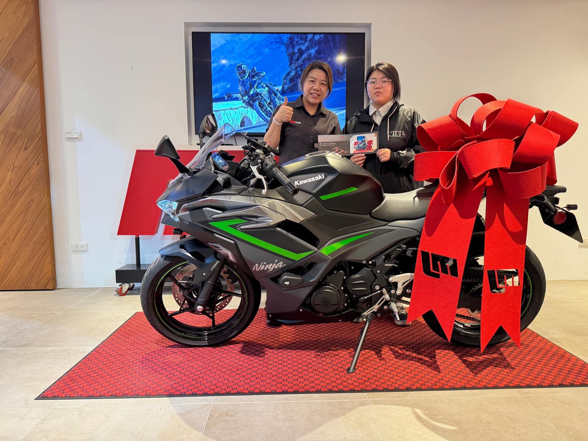 【敏傑車業資深銷售專員 康妮 Connie】Kawasaki Ninja500 SE - 「Webike-摩托車市」 《康妮賀交車》Kawasaki Ninja500 se 恭喜洪妹妹 忍者500 帥氣 輕鬆 好帥 快來跟帥妹當車友