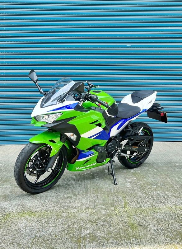 KAWASAKI NINJA400 - 中古/二手車出售中 2021年 NINJA400 副廠殼(原廠殼KRT在)、碳蠍管(原廠管在)、油箱止滑貼、黑隼手機架、前後行車記錄器 | 阿宏大型重機買賣