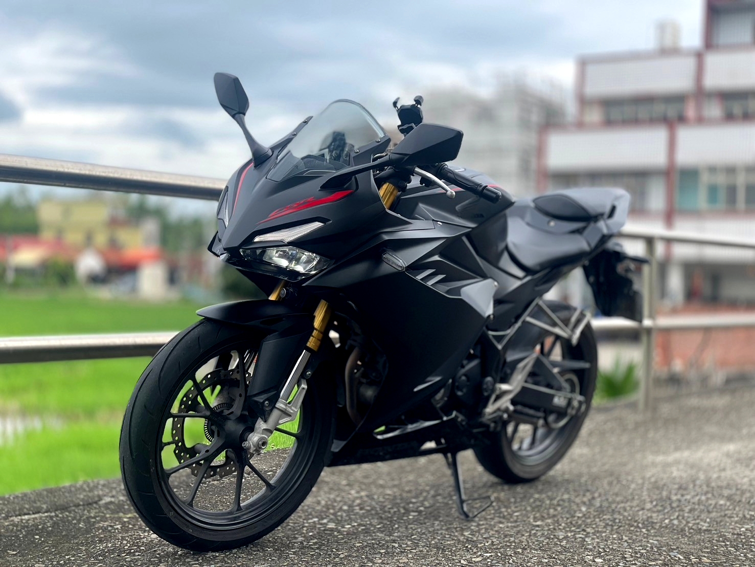 HONDA CBR150R - 中古/二手車出售中 新版雙燈頭 全黑CBR150R 配帥氣金倒叉 | 武士重機-阿良