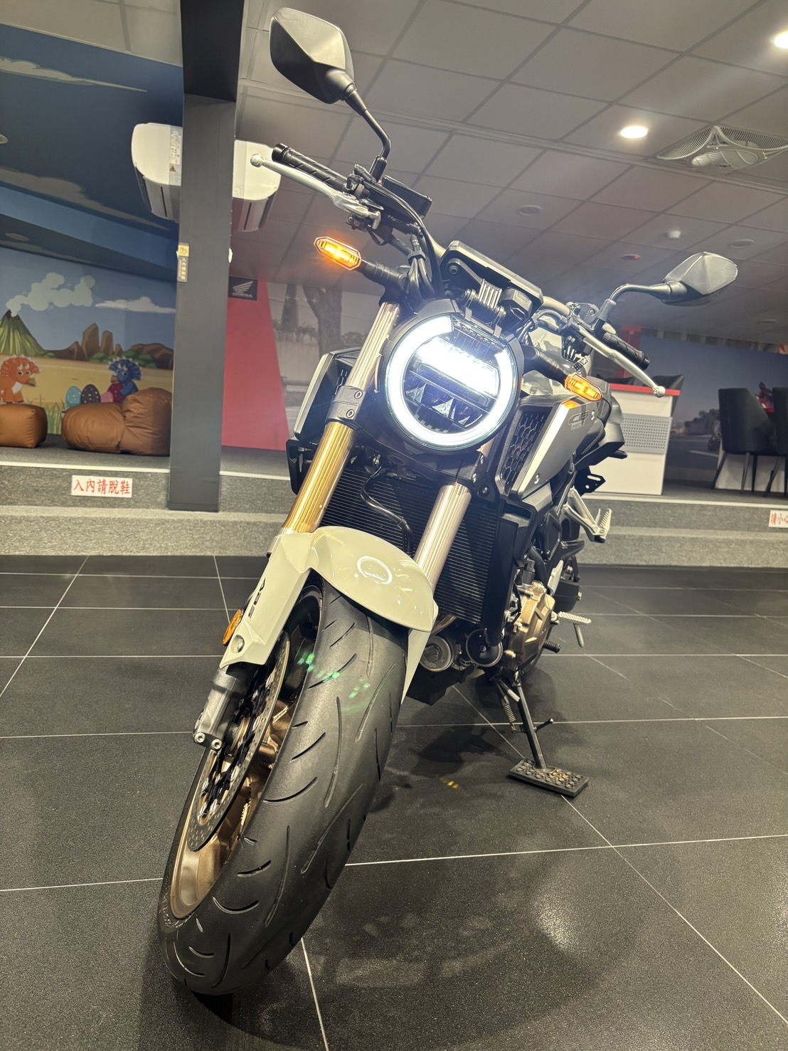 【個人自售】HONDA CB650R - 「Webike-摩托車市」 CB650R 出廠年份：2021 領牌年份：2021.03 行駛里程：6044公里 車輛所在：新北市中和區 售價 :25.3萬