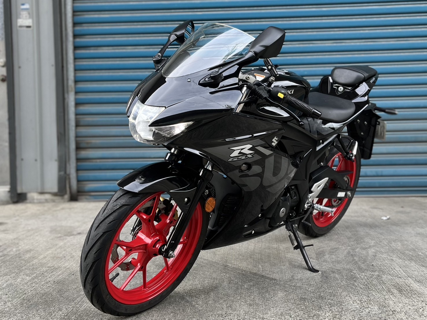 SUZUKI GSX-R150 - 中古/二手車出售中 小阿魯 改裝手機架 內嵌式方向燈 小資族二手重機買賣 | 小資族二手重機買賣