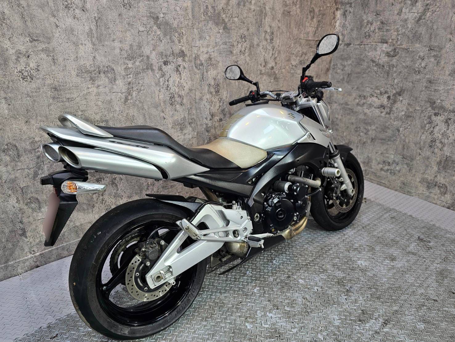 SUZUKI GSR-600 - 中古/二手車出售中 2006年 SUZUKI GSR-600/0元交車/分期貸款/車換車/線上賞車/到府交車 | 翊帆國際重車