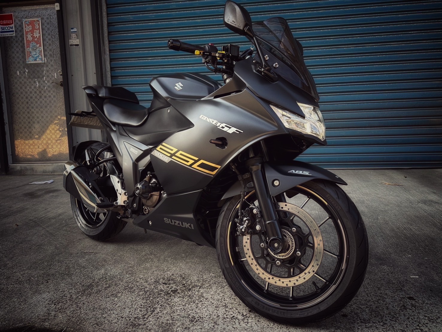 SUZUKI GIXXER 250 SF - 中古/二手車出售中 2022 Gixxer 250 SF 黑色系 基本改裝 無摔車無事故 小資族二手重機買賣 | 小資族二手重機買賣