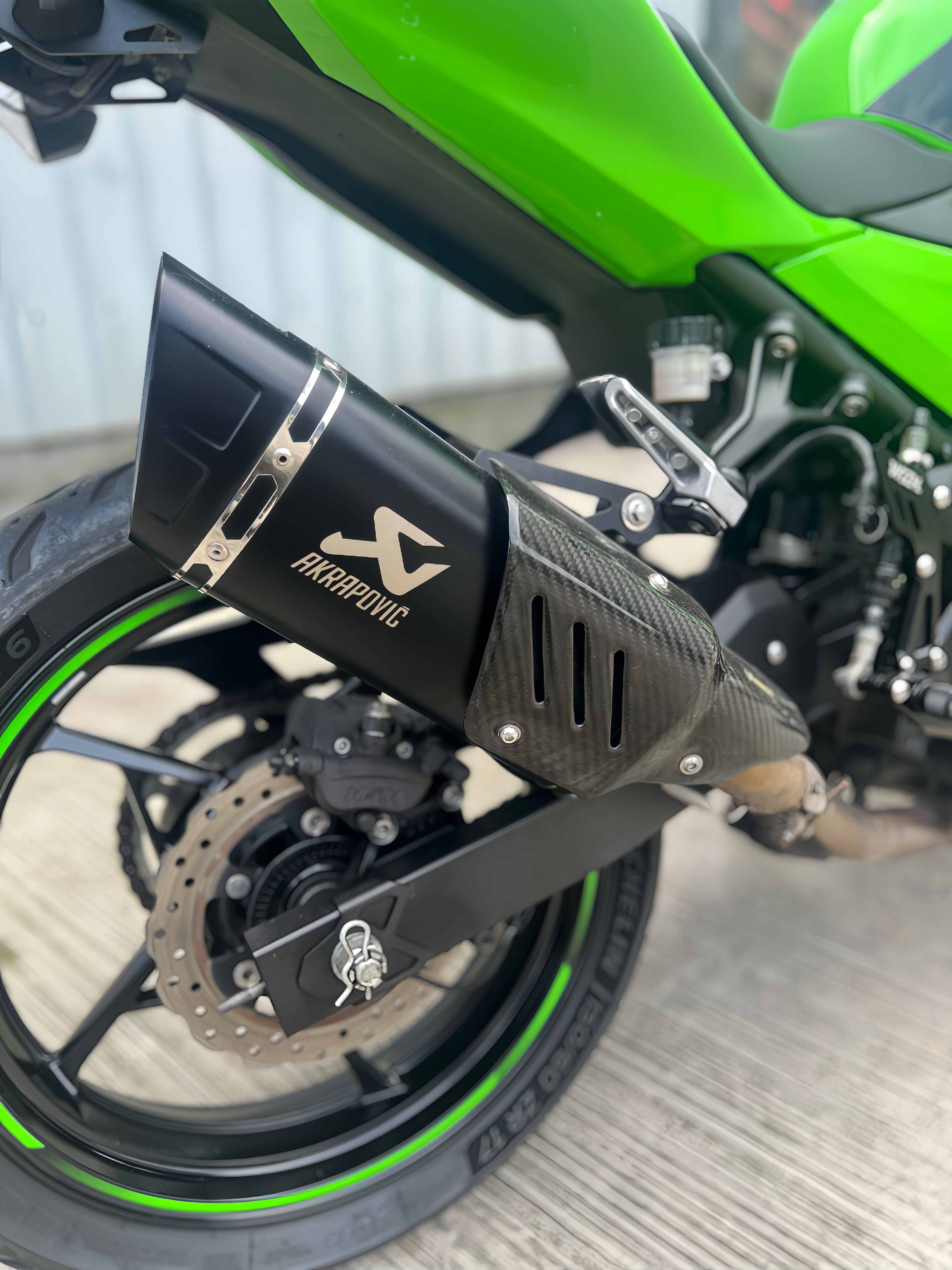 KAWASAKI NINJA400 - 中古/二手車出售中 2020年 NINJA400 仿蠍管 腳踏後移 超多改裝 | 阿宏大型重機買賣