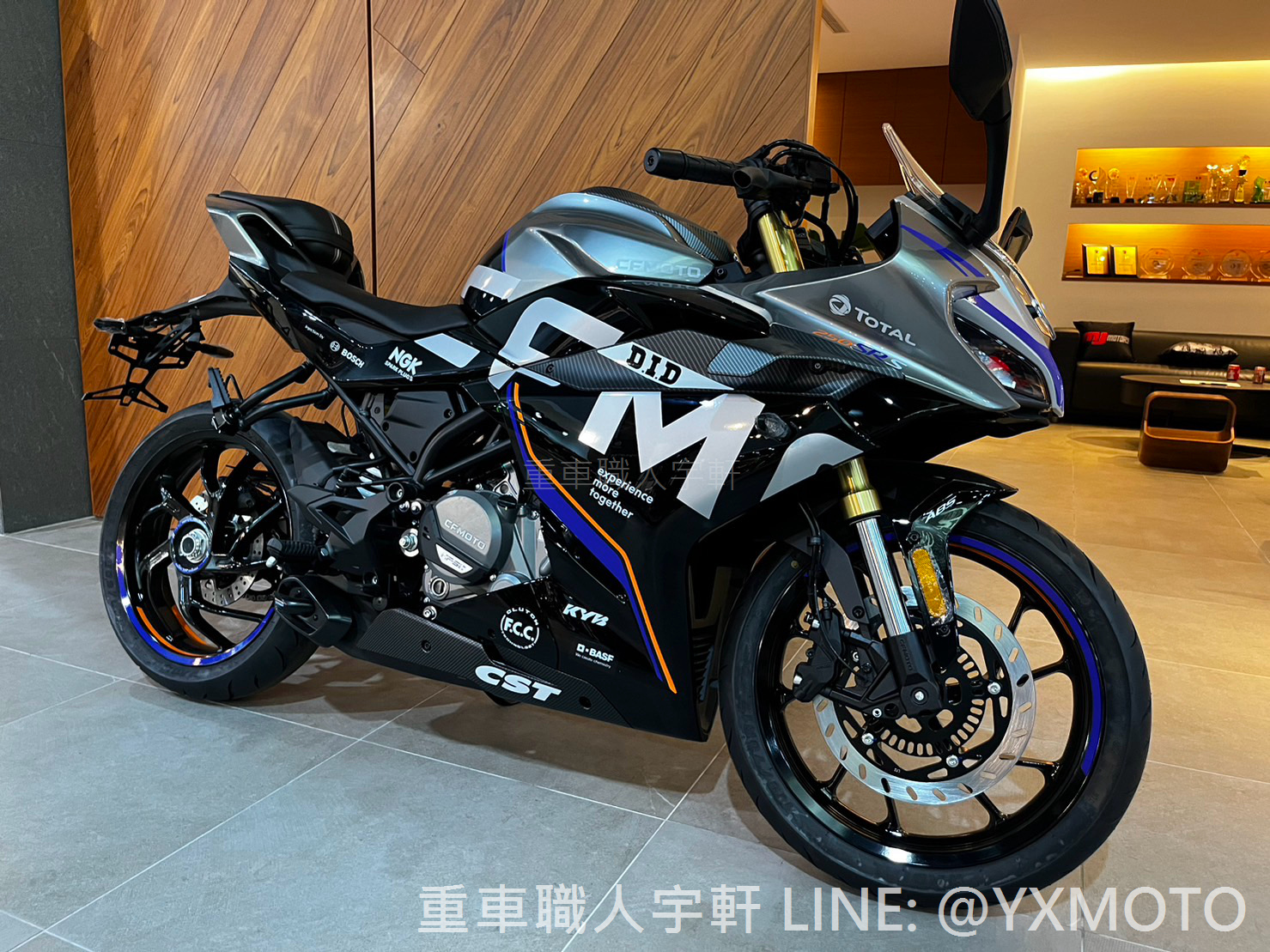 CFMOTO  250SR S新車出售中 【健雄宇軒】零利率 熱烈預購中 ! CFMOTO 250SR S 銀黑 單搖臂版本 總代理公司車 | 重車銷售職人-宇軒 (敏傑)