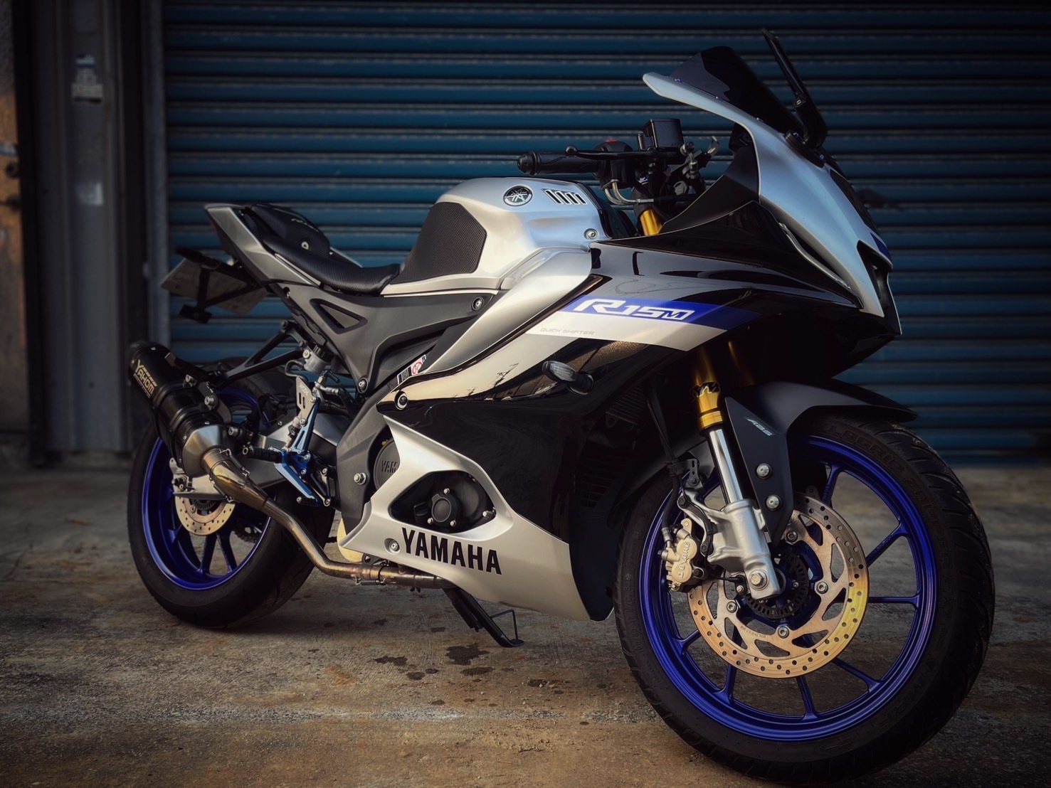 YAMAHA YZF-R15 - 中古/二手車出售中 R15v4M TFT儀表 YAHOM競技排氣管 前叉可調 眾多鈦螺絲 小資族二手重機買賣 | 小資族二手重機買賣