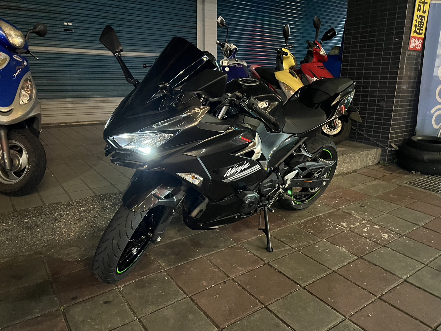 【個人自售】KAWASAKI NINJA400 - 「Webike-摩托車市」 2021 Ninja 400黑色 總代理車 里程3300 車庫車 無倒摔（含行車記錄器、水箱護罩、防倒球、原廠管、原廠風鏡）