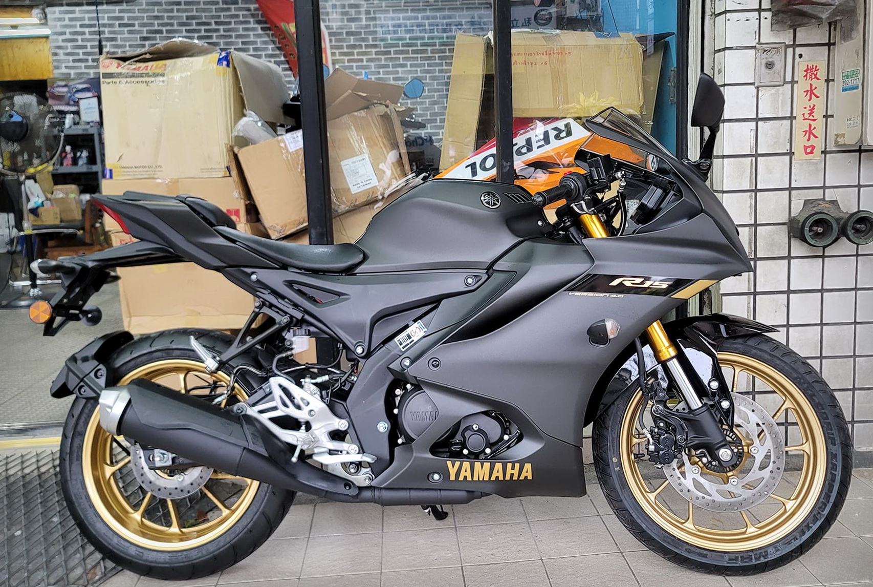 YAMAHA YZF-R15新車出售中 【勝大重機】現車 2024 YAMAHA YZF-R15 V4 闇夜黑 全新車售價$12.8萬 | 勝大重機