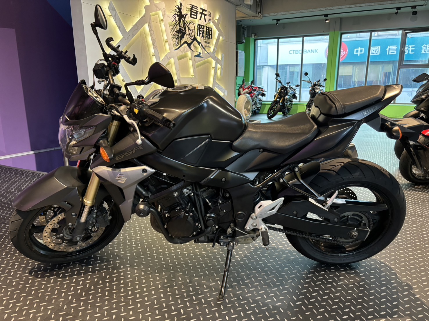 SUZUKI GSR750 - 中古/二手車出售中 SUZUKI GSR 750 | 春天假期租賃有限公司