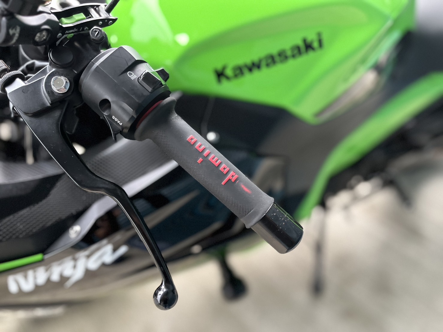 KAWASAKI NINJA400 - 中古/二手車出售中 改裝排氣管 WH!Z腳踏後移 行車記錄器 小資族二手重機買賣 | 小資族二手重機買賣
