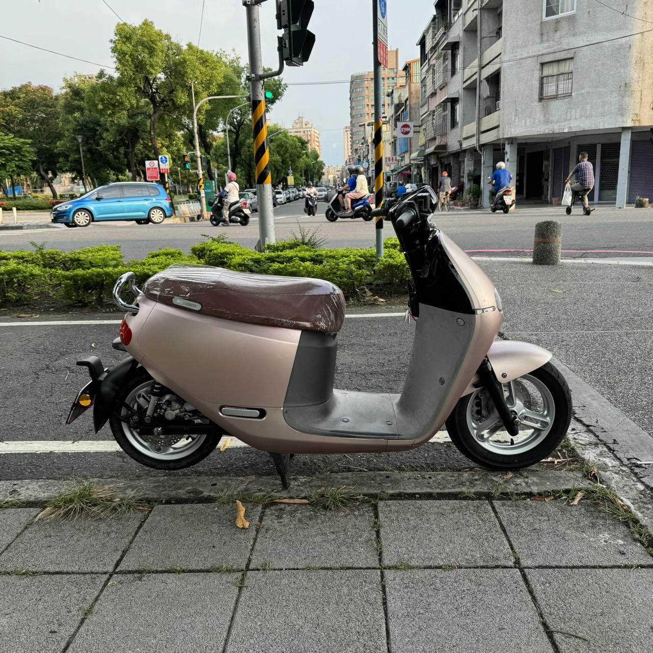 Gogoro Gogoro 2 Delight - 中古/二手車出售中 【高雄二手機車】2019 GOGORO 2 DELIGHT #2228 實車實價/高雄二手機車買賣/便宜售代步車/經濟車 | 貳輪嶼二手機車行-高雄店/中古重機收購/gogoro買賣推薦/線上估價立刻加Line:@motor888 （台南、屏東也有到府收購）