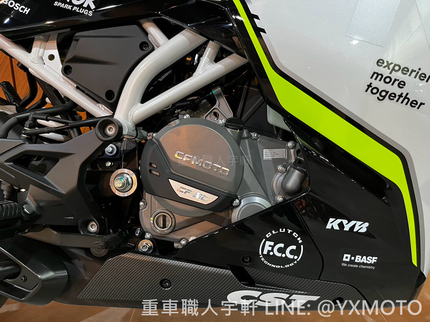 CFMOTO 250SRS新車出售中 【健雄宇軒】零利率 熱烈預購中 ! CFMOTO 250SR S 白黑 單搖臂版本 總代理公司車 | 重車銷售職人-宇軒 (敏傑)