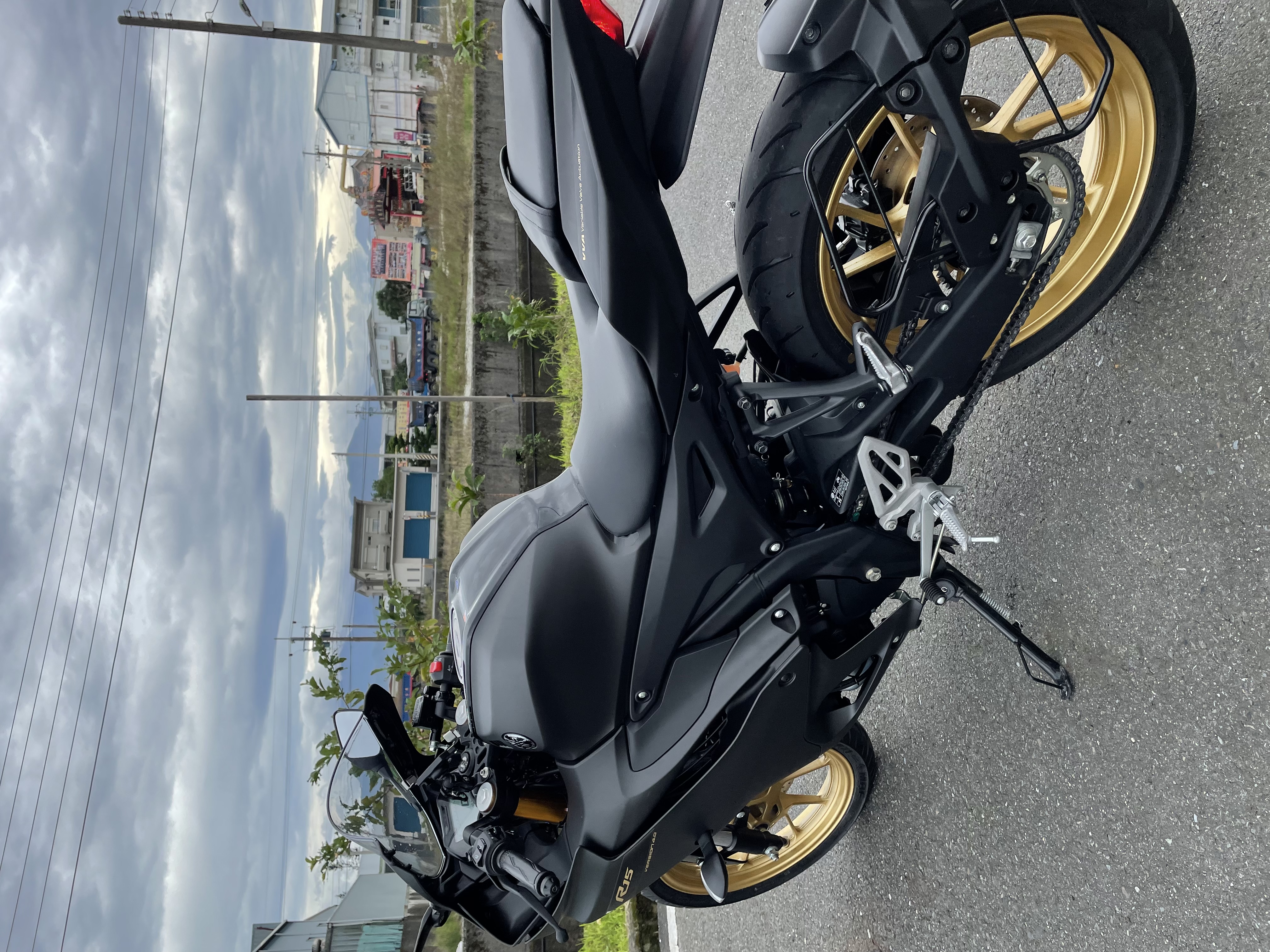 YAMAHA YZF-R15 - 中古/二手車出售中 山葉 R15 V4 TCS.ABS 2024出廠10月領牌 9.9成新 里程107 新車14萬2千.現在只賣10萬5千 | 輝鴻車業(1陸捌車業)