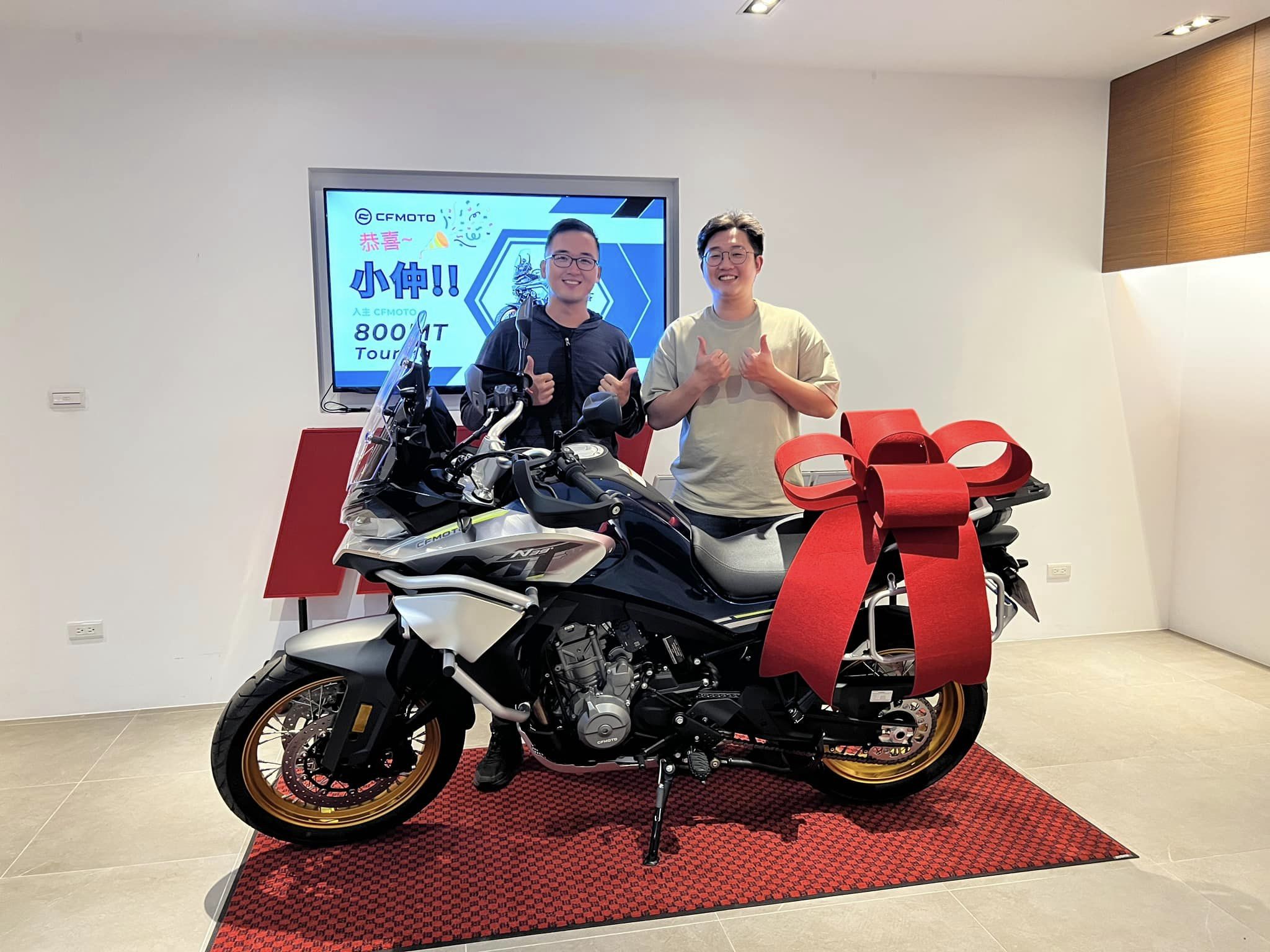 CFMOTO 800MT Touring新車出售中 《 康妮賀交車 》恭喜小仲～ 入手最喜歡 CFMOTO 800MT Touring 這是一台 你不用想很久就可以入手的車 | 敏傑車業資深銷售專員 康妮 Connie