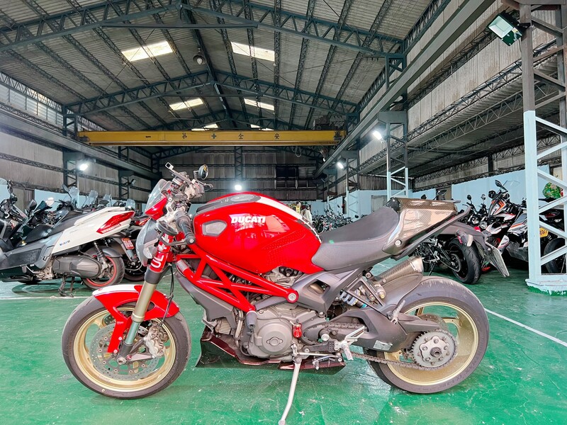 DUCATI MONSTER1100EVO - 中古/二手車出售中 Ducati Monster 1100 evo 協助分期、託運、換車補貼、代償結清 Line ID:@q0984380388 | 小菜輕重機