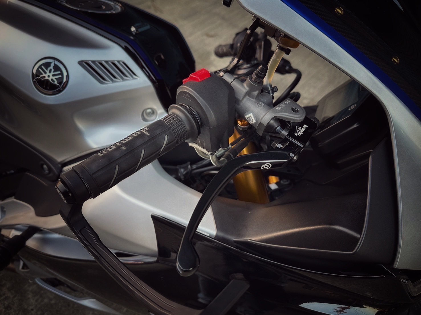 YAMAHA YZF-R15 - 中古/二手車出售中 R15v4M YAHOM排氣管 Brembo卡鉗 Brembo總泵 小資族二手重機買賣 | 小資族二手重機買賣