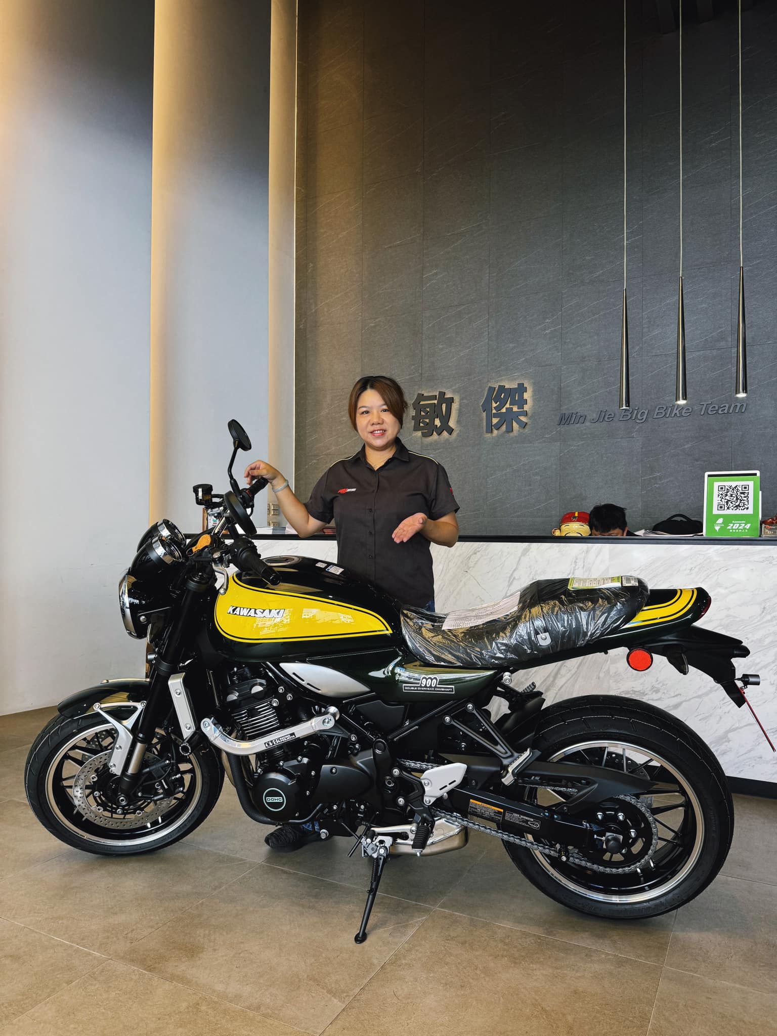 KAWASAKI Z900RS新車出售中 《 康妮賀交車 》恭喜曉青與先生成功入主 Kawasaki Z900RS 本月購車 加送您行車記錄器喔 | 敏傑車業資深銷售專員 康妮 Connie