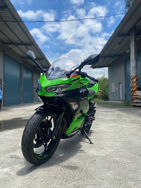 KAWASAKI NINJA400 - 中古/二手車出售中 眾多改裝 黑隼手機架、短牌架、車身防倒球、W!ZH腳踏後移、改裝尾段排氣管 搜尋 IG:Motoshen 專營大聖二輪廣場 | Motoshen大聖二輪廣場