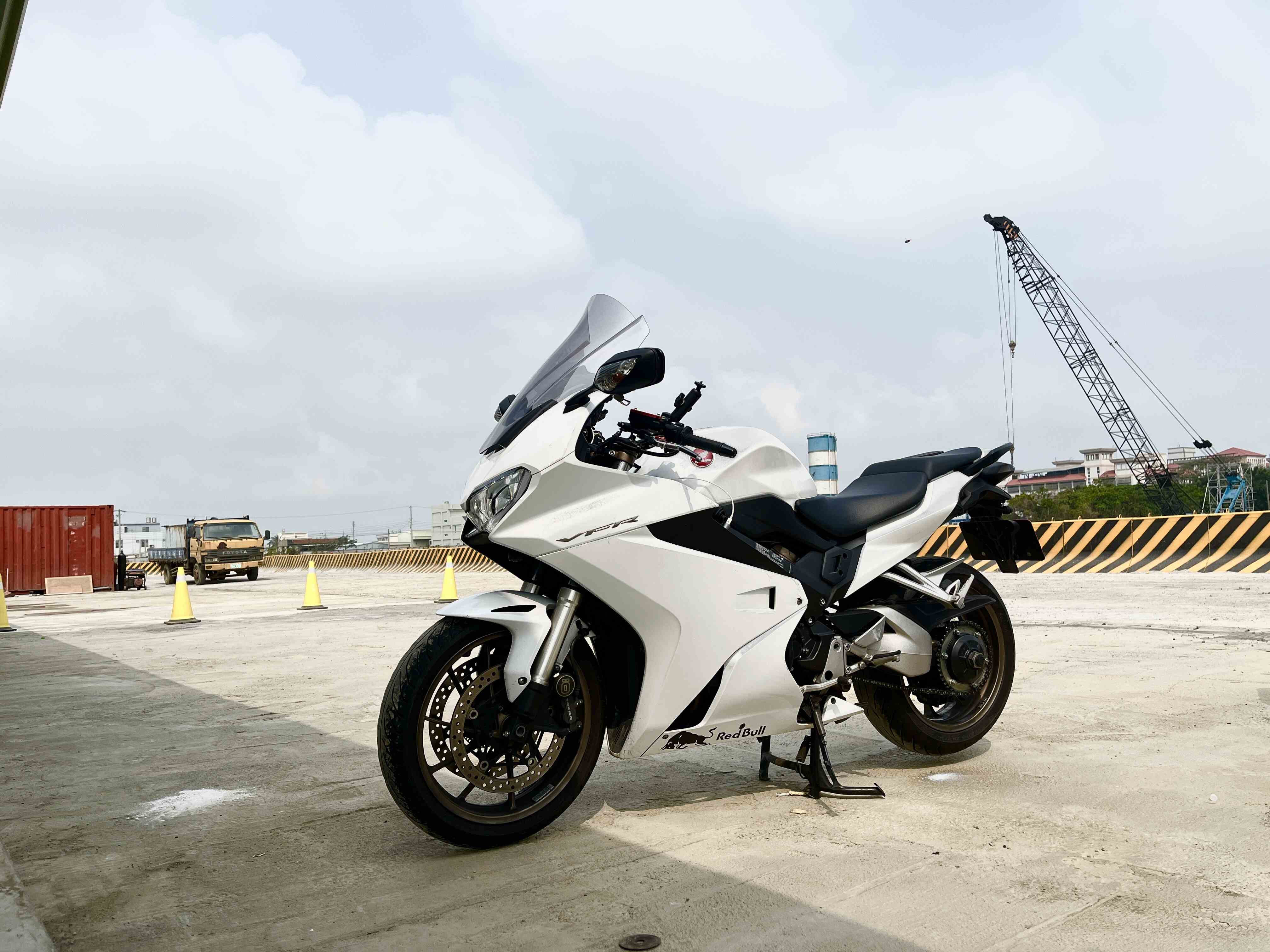 【個人自售】HONDA VFR800F - 「Webike-摩托車市」 車輛名稱 : vfr800f  2018  3600km