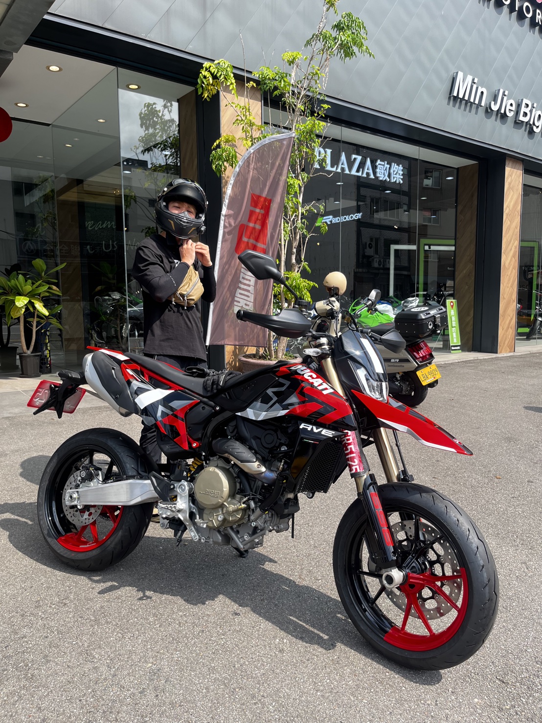 DUCATI HYPERMOTARD 698 MONO RVE新車出售中 【敏傑宇軒】賀交車 陳帥哥 DUCATI Hypermotard 698 RVE 公司車 | 重車銷售職人-宇軒 (敏傑)